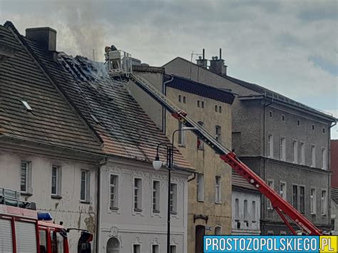 Zdjęcie spalonego poddasza kamienicy w centrum Olsztyna