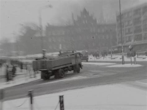 Zdjęcie pożaru olsztyńskiego sądu w 1976 roku, z widocznymi wozami strażackimi