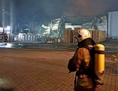 Zdjęcie zgliszcz fabryki Mebelplast po pożarze w 2002 roku