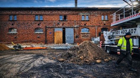 Zdjęcie historycznych koszar przy ul. Gietkowskiej po pożarze