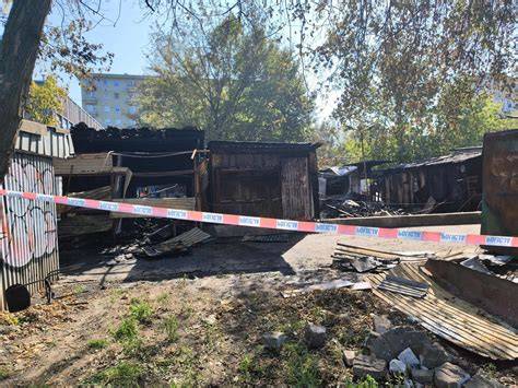 Zdjęcie zniszczonych po pożarze budek handlowych na bazarku przy ulicy Gotarda