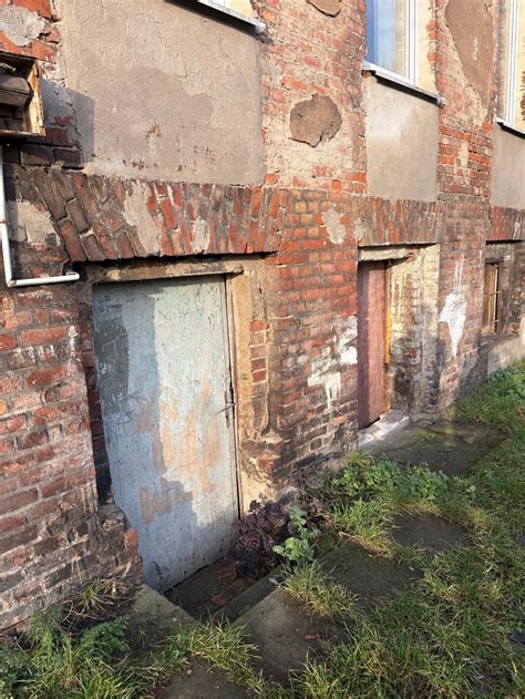 fotografia meczetu z widocznymi śladami podpalenia lub zniszczonymi drzwiami