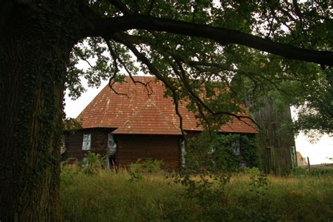 Opuszczony drewniany kościół w Kuźniczysku