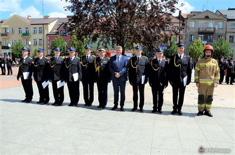 Uroczysty przemarsz strażaków z pocztami sztandarowymi podczas Gminnego Dnia Strażaka w Iłży