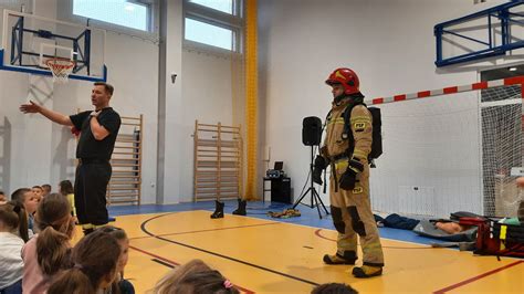 zdjęcie strażaków badających powietrze w szkole