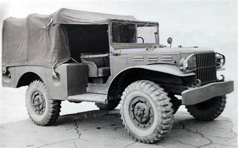 Historyczny wóz strażacki, np. Dodge WC 51 lub Star 20