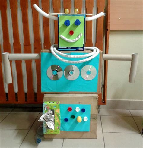 Dziecko w stroju robota z kartonu i folii aluminiowej