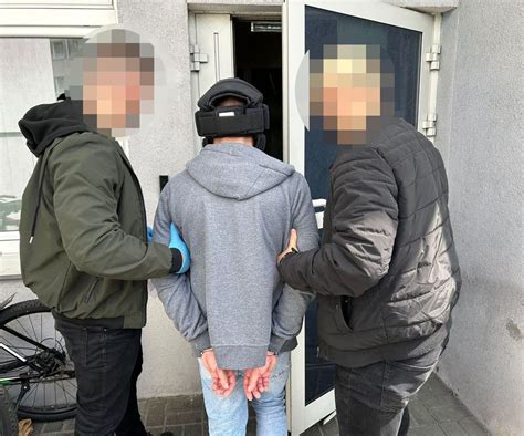Spalone wraki samochodów po serii podpaleń w Bydgoszczy