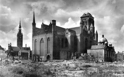 Zdjęcie ruin kościoła w Małym Płocku po zniszczeniach I wojny światowej