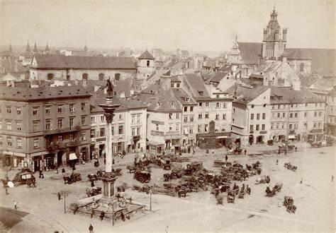 Zdjęcie spalonej części dzwonnicy Kolegiaty św. Bartłomieja po pożarze w 1981 roku