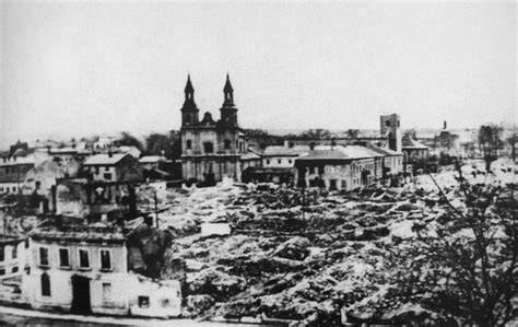 Historyczne zdjęcie płockiej katedry po bombardowaniu we wrześniu 1939 roku