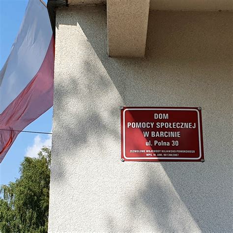 Dom pomocy społecznej z widocznymi śladami pożaru