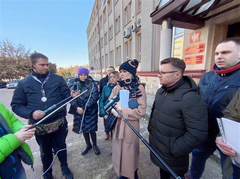 Grupa mieszkańców pomagająca ewakuowanym osobom przed budynkiem DPS