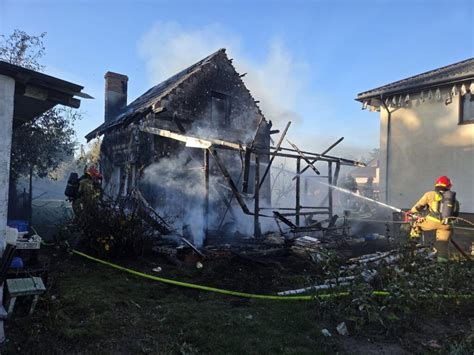 Opuszczony drewniany budynek mieszkalny całkowicie objęty płomieniami