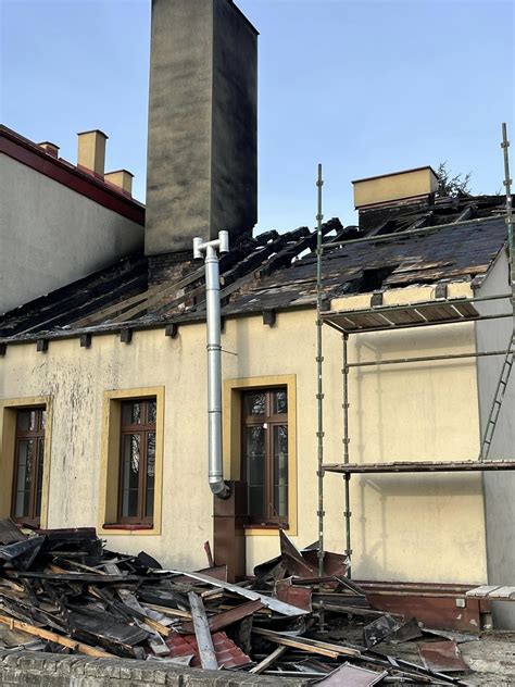 zdjęcie spalonego okna budynku, ślady pożaru