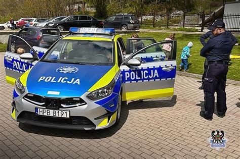 zdjęcie policyjnego patrolu na ulicy miasta, w tle budynek