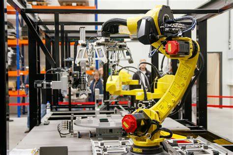 zdjęcie nowoczesnej linii produkcyjnej z robotami w fabryce Iglotex