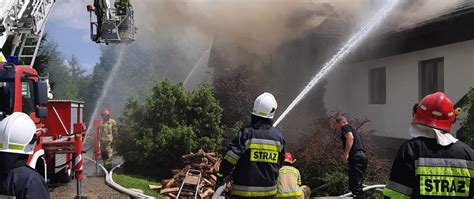 Zdjęcie przedstawiające akcję gaśniczą straży pożarnej na dachu budynku