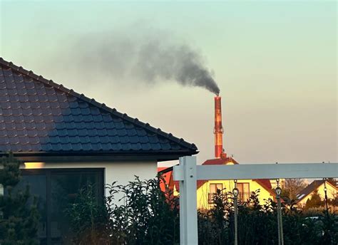 Zdjęcie historyczne przedstawiające kłęby dymu wydobywające się z ziemi w Centralii