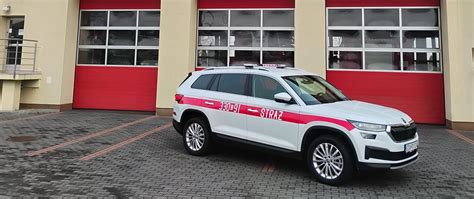 Lekki pojazd operacyjny Skoda Karoq z oznaczeniami straży pożarnej