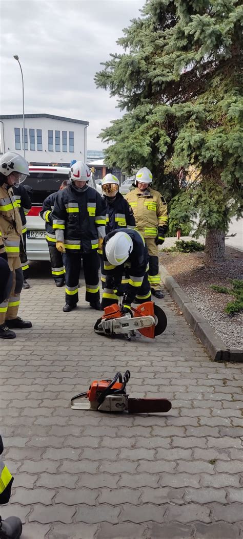 Ćwiczenia praktyczne strażaków OSP z użyciem sprzętu ratowniczego