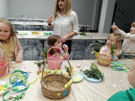 Dzieci biorące udział w warsztatach zorganizowanych z okazji wizyty Strażaka Sama, wykonujące prace plastyczne i bawiące się na torze przeszkód.