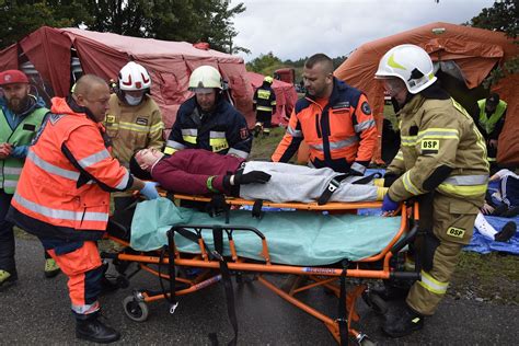 Zdjęcie przedstawiające ćwiczenia służb ratunkowych w budynku