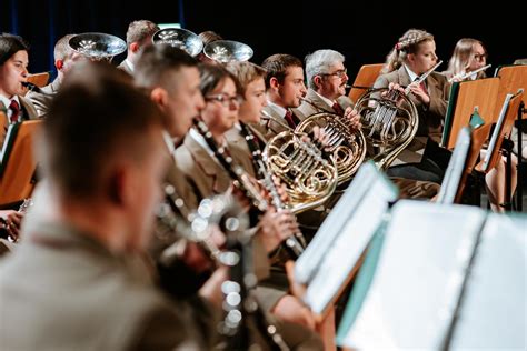 Orkiestra dęta w galowych strojach podczas występu