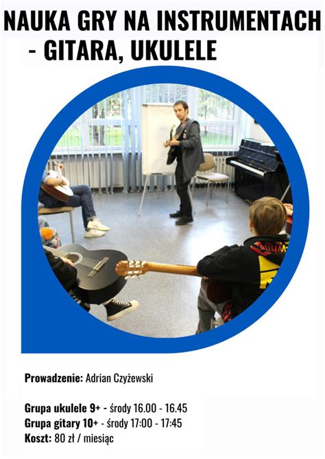 Grupa dzieci i młodzieży podczas lekcji gry na instrumentach dętych