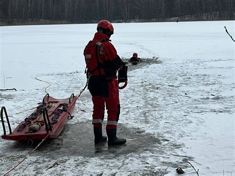 strażacy podczas ćwiczeń ratownictwa lodowego
