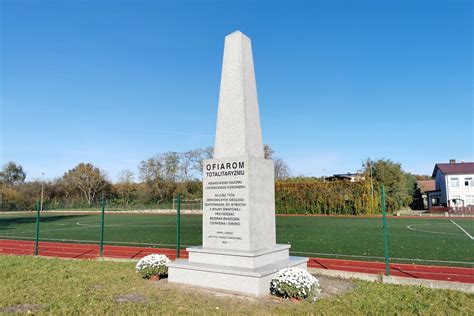 Pamiątkowy obelisk upamiętniający strażaków
