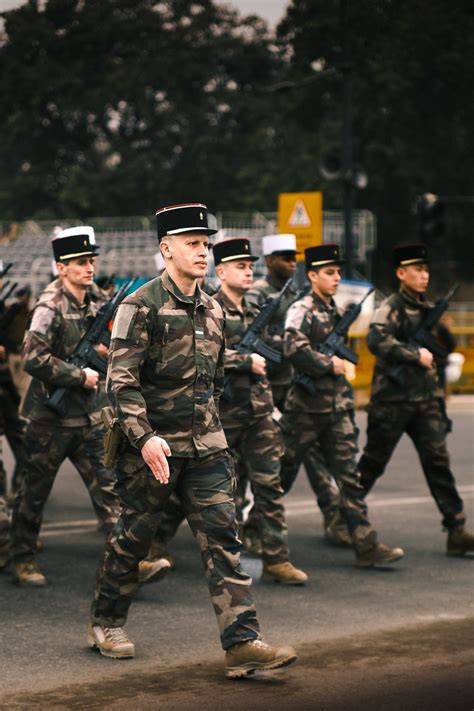 francuscy żołnierze w kepi i barwnych mundurach przed I wojną światową