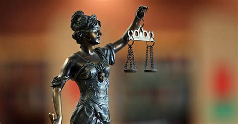 symboliczna grafika przedstawiająca wymiar sprawiedliwości lub policyjną syrenę
