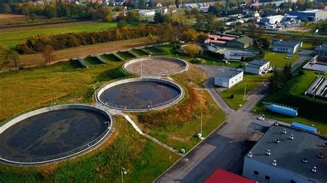 zdjęcie rzeki z widocznymi zanieczyszczeniami lub oczyszczalni ścieków