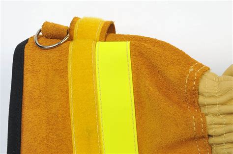 Zbliżenie na detale rękawicy strażackiej FGVF 659: mankiet z taśmą odblaskową i rzepem