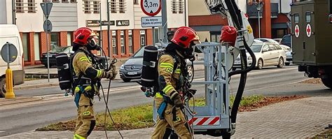Strażacy w akcji gaśniczej w Wieliczce, ewakuacja ludzi z budynku mieszkalnego