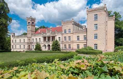 Zewnętrzny widok na zabytkowy pałac w Pakosławiu z elementami neorenesansowymi