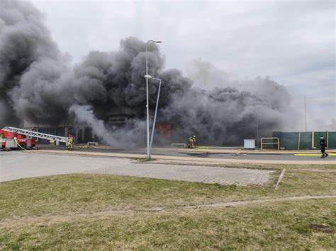 Zdjęcie płonącego marketu w Czersku i akcji gaśniczej