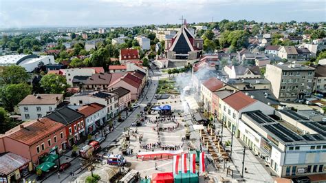 Zdjęcie panoramy Jaworzna z widocznymi kominami elektrowni