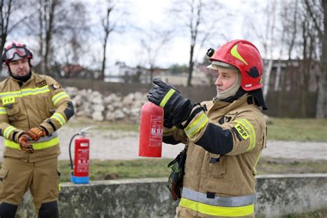Grupa oficerów i naukowców pracujących nad reformą ochrony przeciwpożarowej