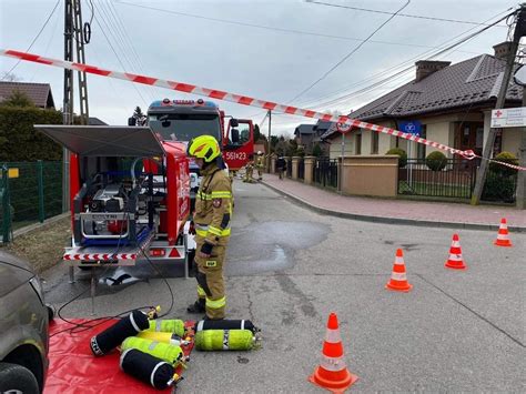 Fotografia przedstawiająca strażaków OSP podczas akcji ratowniczej