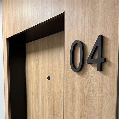 Przykład oznakowania drzwi klinem