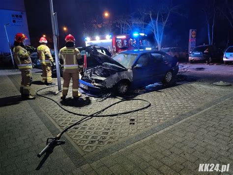 Policja i straż pożarna na miejscu pożaru samochodu w nocy w Bydgoszczy