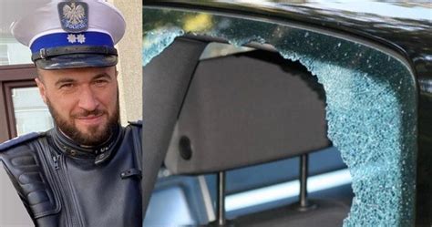 Policjant zabezpieczający miejsce podpalenia samochodu