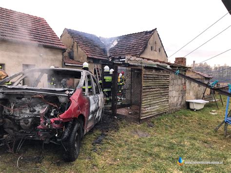 Spalony samochód i częściowo uszkodzony dom po podpaleniu