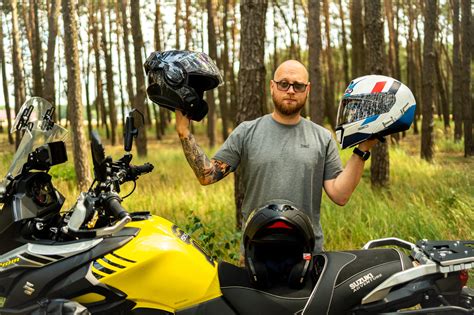 Infografika porównująca poziomy ochrony zapewniane przez różne typy kasków motocyklowych