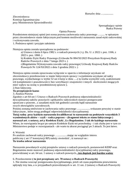 Zdjęcie inżyniera pożarnictwa lub rzeczoznawcy przeglądającego dokumentację lub obiekt