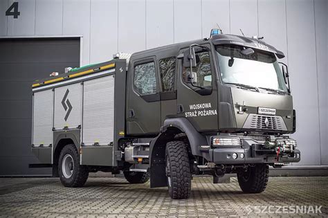 Nowe średnie samochody ratowniczo-gaśnicze Renault D16 4x4 na placu przed komendą