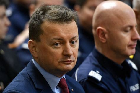 Strażak Błażej Dwojacki odbierający wyróżnienie od Ministra Mariusza Błaszczaka
