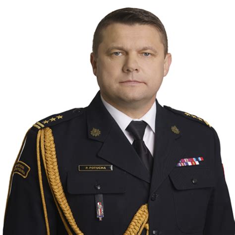 Portret strażaka Pawła Chyły w mundurze strażackim